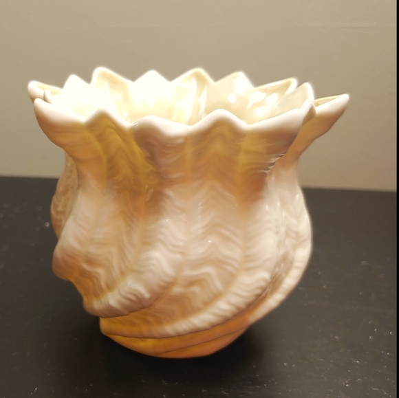 Irish Belleek Neptune Shell Vase - Picture 1 of 8